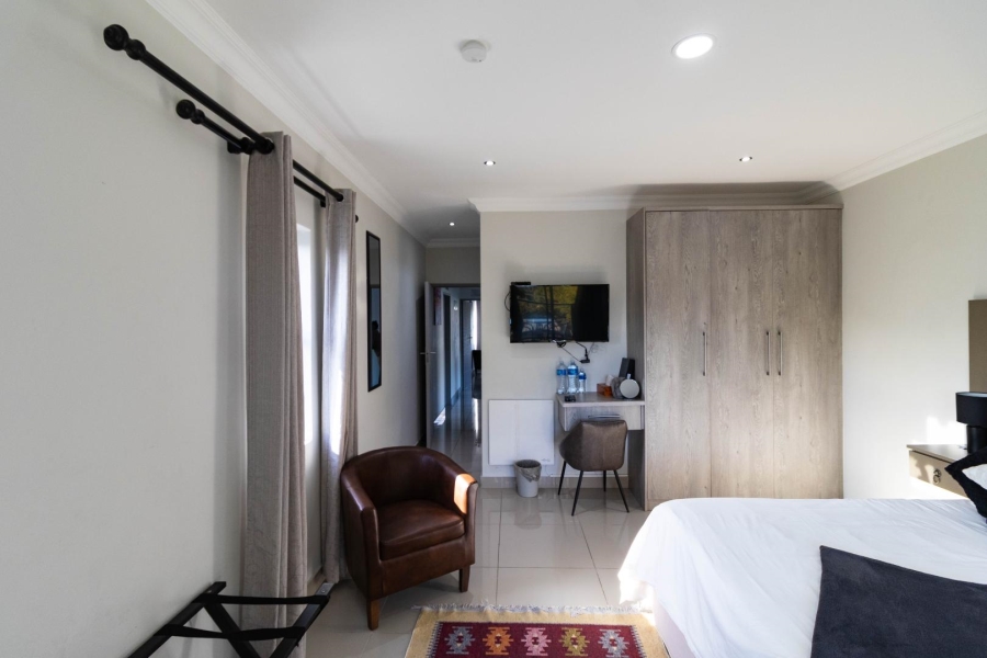 7 Bedroom Property for Sale in Sandbaai Western Cape